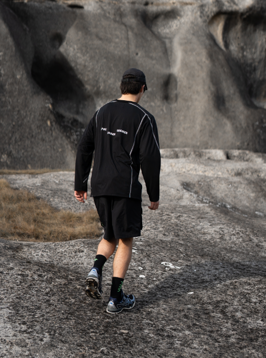 CONTRAST LS TEE - BLACK